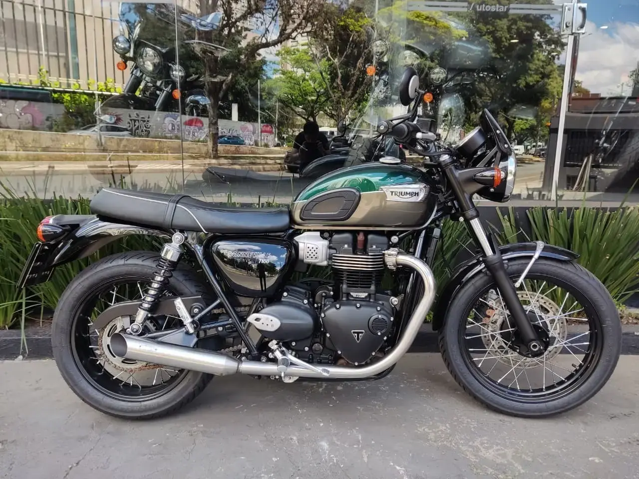 galeria Bonneville T100