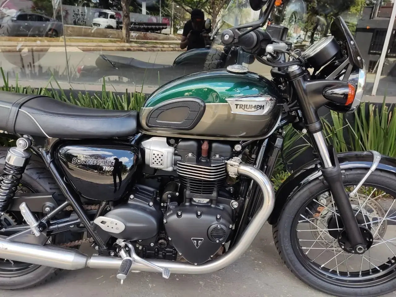 galeria Bonneville T100