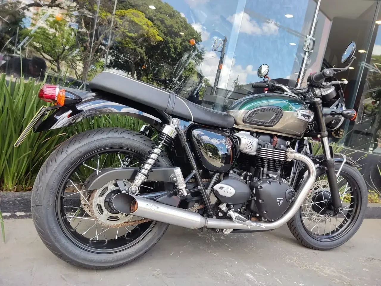 galeria Bonneville T100
