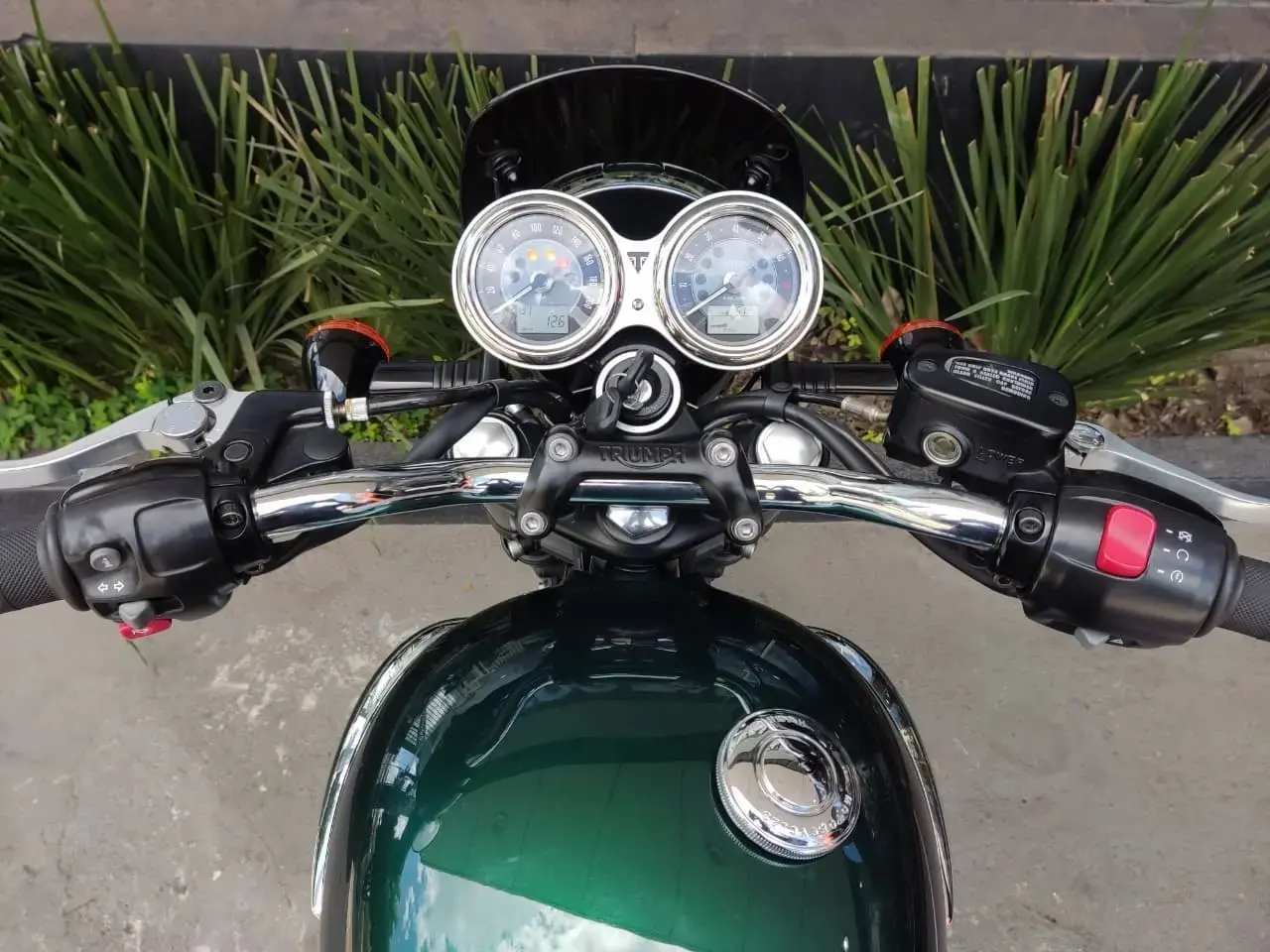 galeria Bonneville T100