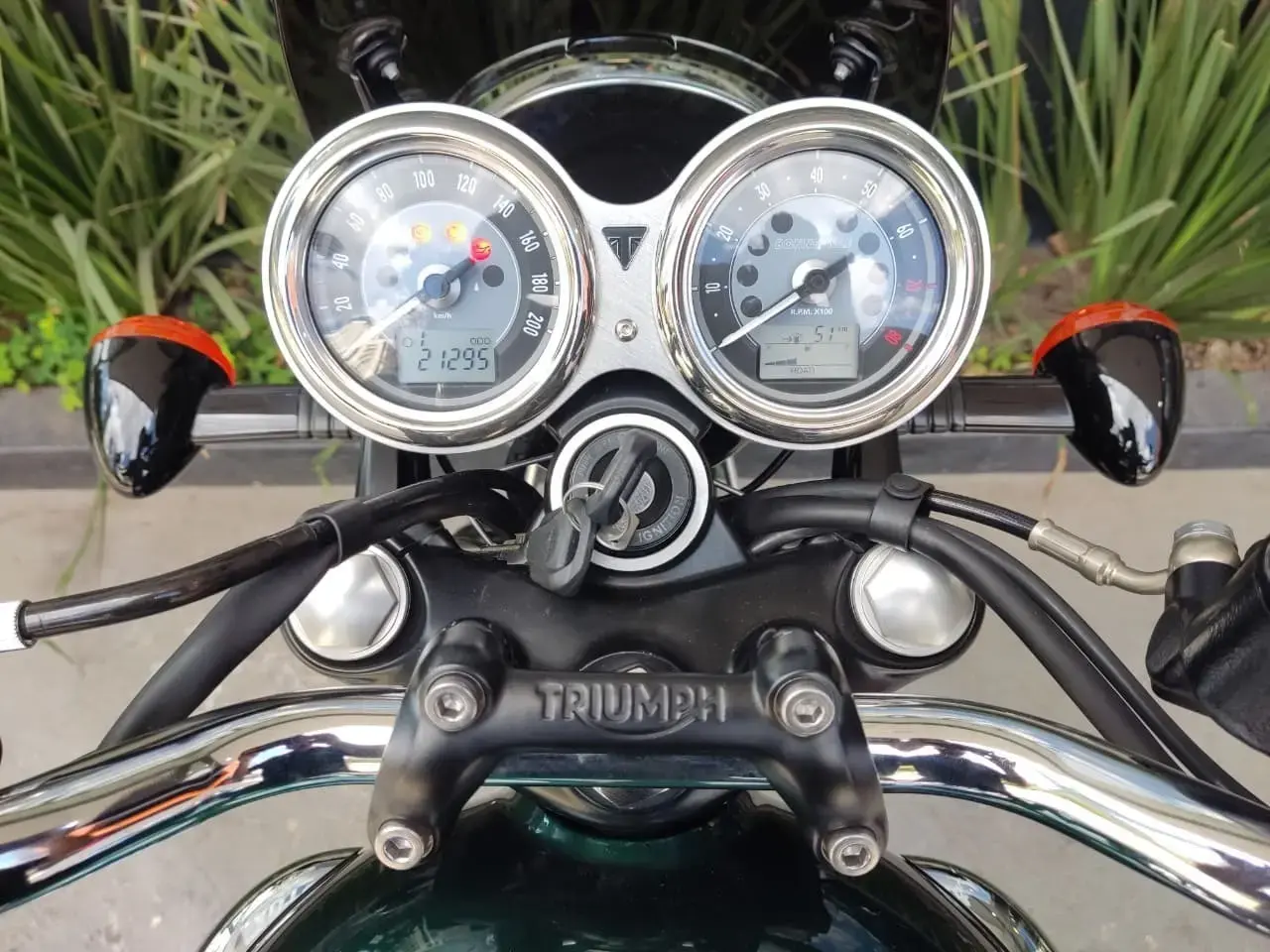galeria Bonneville T100