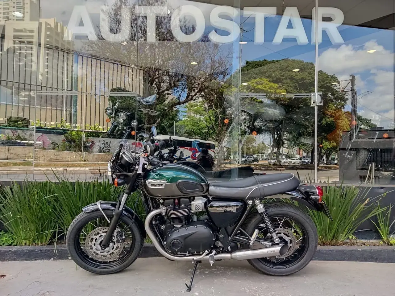 galeria Bonneville T100