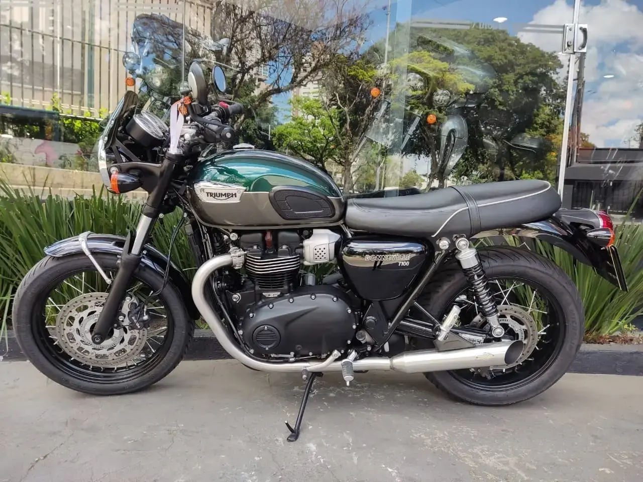 galeria Bonneville T100