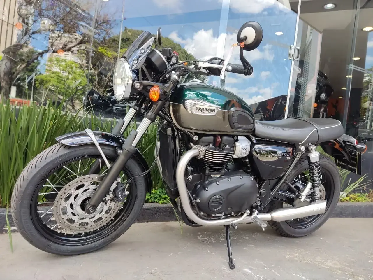 galeria Bonneville T100