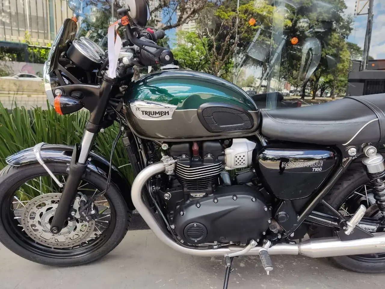 galeria Bonneville T100