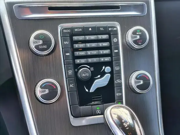 Volvo XC60 2.0 T5 MOMENTUM GASOLINA 4P AUTOMÁTICO