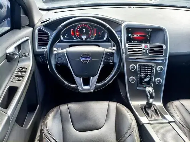 Volvo XC60 2.0 T5 MOMENTUM GASOLINA 4P AUTOMÁTICO
