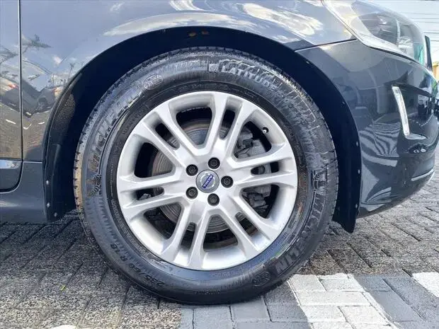 Volvo XC60 2.0 T5 MOMENTUM GASOLINA 4P AUTOMÁTICO