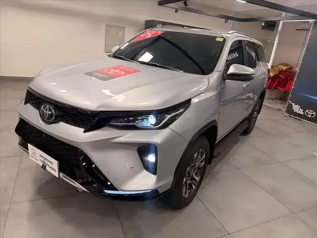 Toyota HILUX SW4 2.8 D-4D TURBO DIESEL SRX PLATINUM 7L 4X4 AUTOMÁTICO