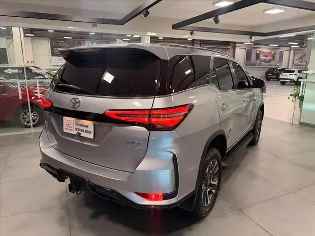 Toyota HILUX SW4 2.8 D-4D TURBO DIESEL SRX PLATINUM 7L 4X4 AUTOMÁTICO