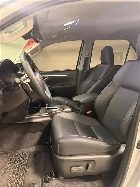 Toyota HILUX SW4 2.8 D-4D TURBO DIESEL SRX PLATINUM 7L 4X4 AUTOMÁTICO