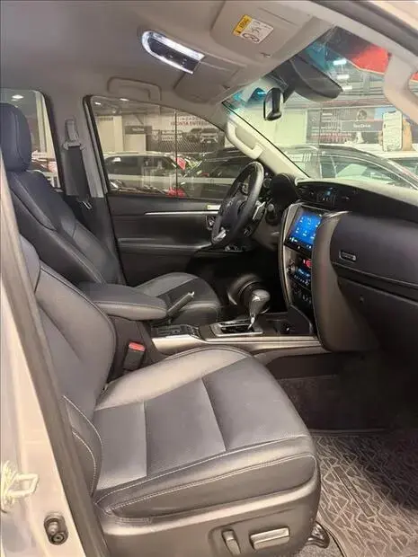 Toyota HILUX SW4 2.8 D-4D TURBO DIESEL SRX PLATINUM 7L 4X4 AUTOMÁTICO