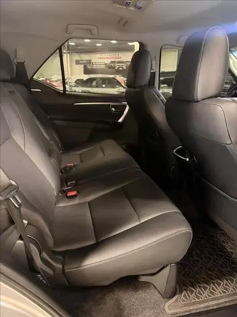 Toyota HILUX SW4 2.8 D-4D TURBO DIESEL SRX PLATINUM 7L 4X4 AUTOMÁTICO
