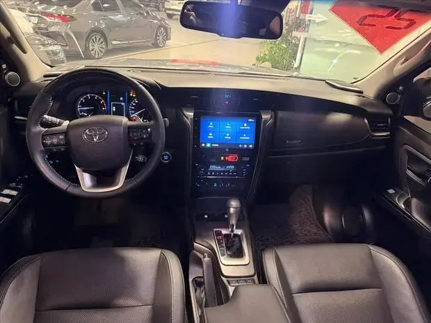 Toyota HILUX SW4 2.8 D-4D TURBO DIESEL SRX PLATINUM 7L 4X4 AUTOMÁTICO