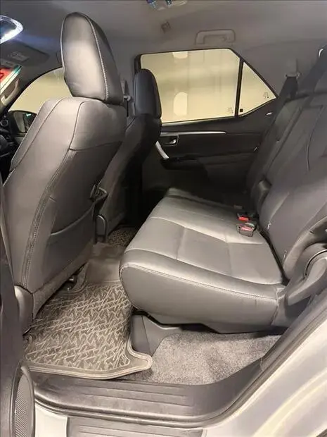 Toyota HILUX SW4 2.8 D-4D TURBO DIESEL SRX PLATINUM 7L 4X4 AUTOMÁTICO