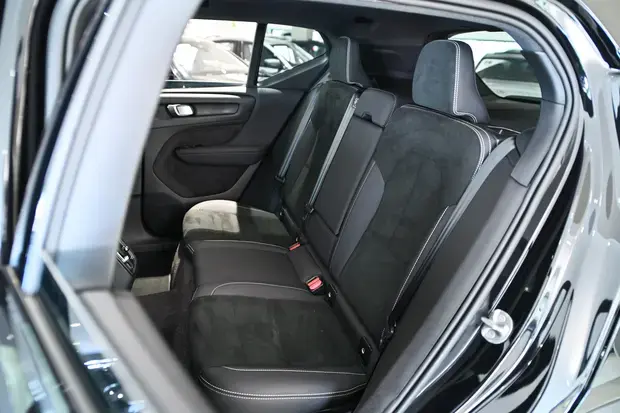 Volvo EX40 Ultra Black Edition P8