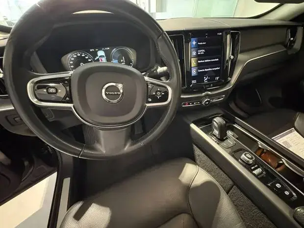 Volvo XC60 Momentum T8 2.0 Hybrid AWD (Aut)