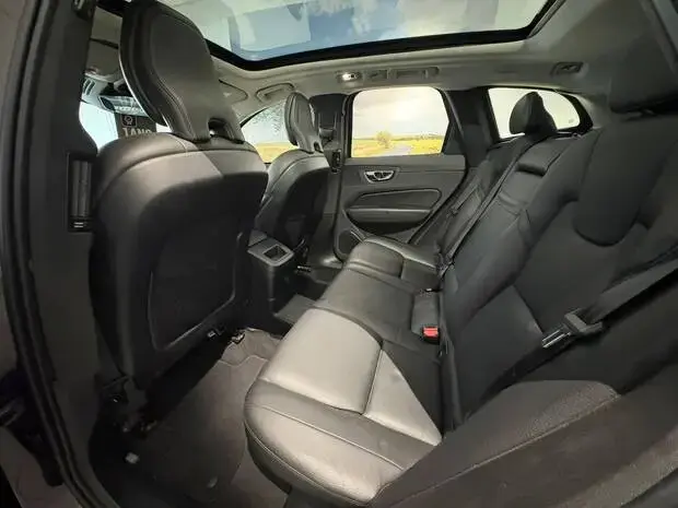 Volvo XC60 Momentum T8 2.0 Hybrid AWD (Aut)