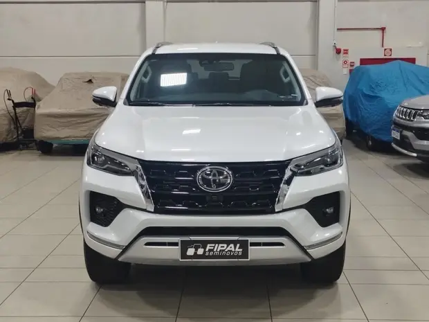 Toyota HILUX SW4 2.8 D-4D TURBO DIESEL SRX 4X4 AUTOMÁTICO