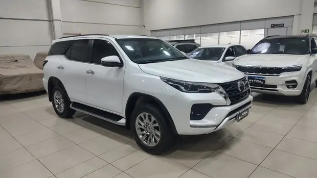 Toyota HILUX SW4 2.8 D-4D TURBO DIESEL SRX 4X4 AUTOMÁTICO