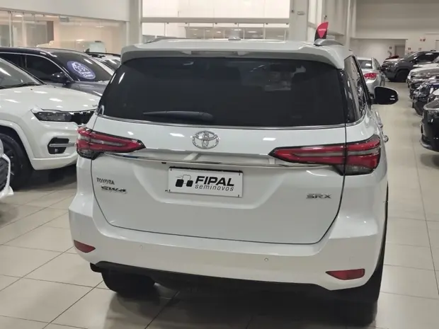 Toyota HILUX SW4 2.8 D-4D TURBO DIESEL SRX 4X4 AUTOMÁTICO