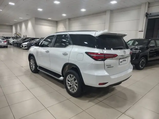 Toyota HILUX SW4 2.8 D-4D TURBO DIESEL SRX 4X4 AUTOMÁTICO
