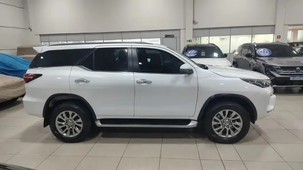 Toyota HILUX SW4 2.8 D-4D TURBO DIESEL SRX 4X4 AUTOMÁTICO