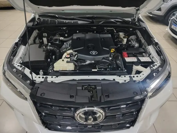 Toyota HILUX SW4 2.8 D-4D TURBO DIESEL SRX 4X4 AUTOMÁTICO