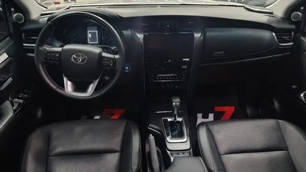 Toyota HILUX SW4 2.8 D-4D TURBO DIESEL SRX 4X4 AUTOMÁTICO
