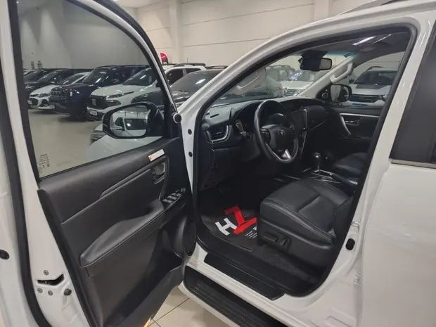 Toyota HILUX SW4 2.8 D-4D TURBO DIESEL SRX 4X4 AUTOMÁTICO