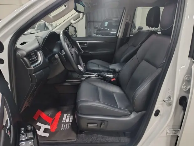 Toyota HILUX SW4 2.8 D-4D TURBO DIESEL SRX 4X4 AUTOMÁTICO
