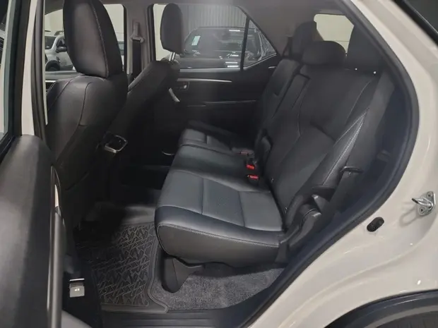 Toyota HILUX SW4 2.8 D-4D TURBO DIESEL SRX 4X4 AUTOMÁTICO