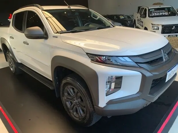 Mitsubishi L200 TRITON 2.4 16V TURBO DIESEL SPORT OUTDOOR PLUS CD 4P 4X4 AUTOMÁTICO