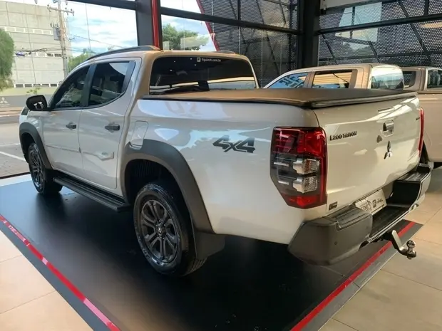 Mitsubishi L200 TRITON 2.4 16V TURBO DIESEL SPORT OUTDOOR PLUS CD 4P 4X4 AUTOMÁTICO