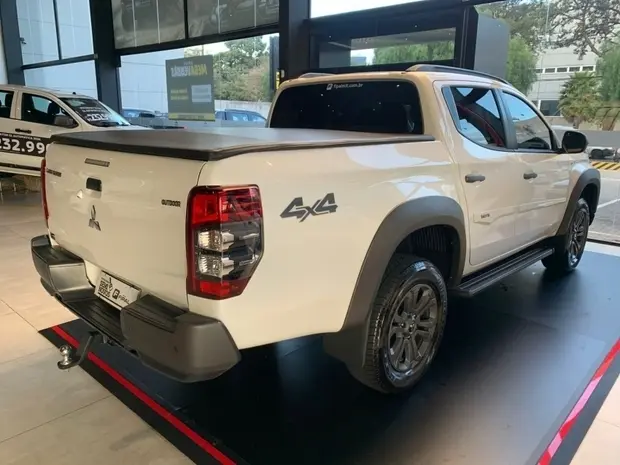 Mitsubishi L200 TRITON 2.4 16V TURBO DIESEL SPORT OUTDOOR PLUS CD 4P 4X4 AUTOMÁTICO