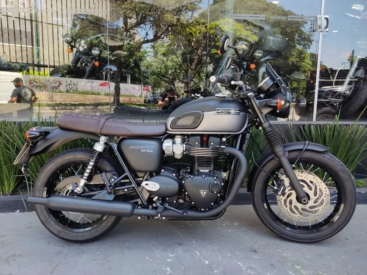 galeria Bonneville T120