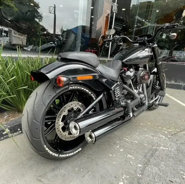 Harley Davidson Softail BREAKOUT FXBRS