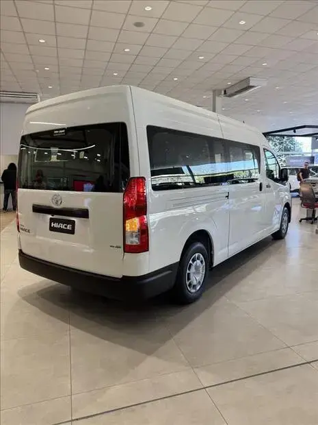 Toyota HIACE 2.8 D-4D TURBO DIESEL MINIBUS 15+1 DX AUTOMÁTICO