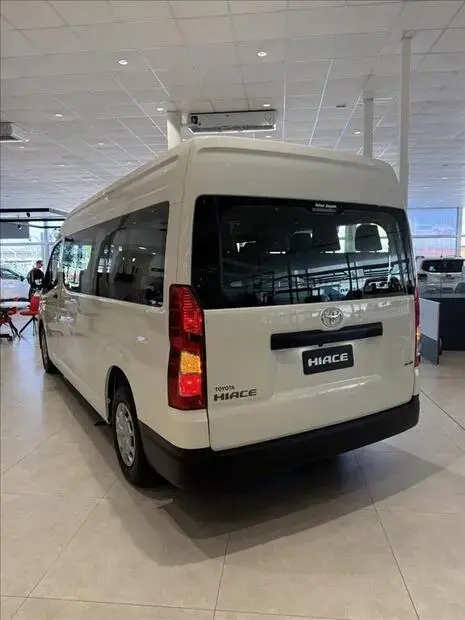 Toyota HIACE 2.8 D-4D TURBO DIESEL MINIBUS 15+1 DX AUTOMÁTICO