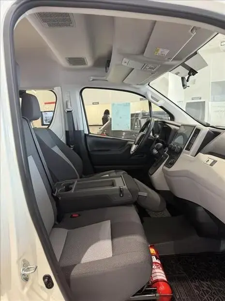 Toyota HIACE 2.8 D-4D TURBO DIESEL MINIBUS 15+1 DX AUTOMÁTICO