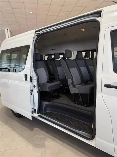 Toyota HIACE 2.8 D-4D TURBO DIESEL MINIBUS 15+1 DX AUTOMÁTICO