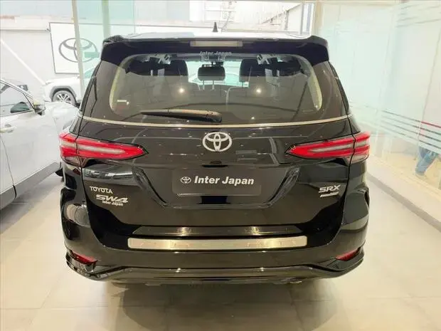 Toyota HILUX SW4 2.8 D-4D TURBO DIESEL SRX PLATINUM 7L 4X4 AUTOMÁTICO
