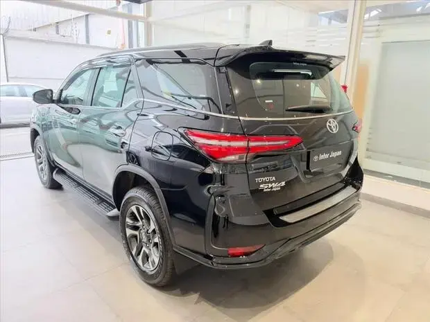 Toyota HILUX SW4 2.8 D-4D TURBO DIESEL SRX PLATINUM 7L 4X4 AUTOMÁTICO