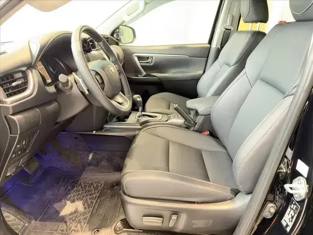 Toyota HILUX SW4 2.8 D-4D TURBO DIESEL SRX PLATINUM 7L 4X4 AUTOMÁTICO