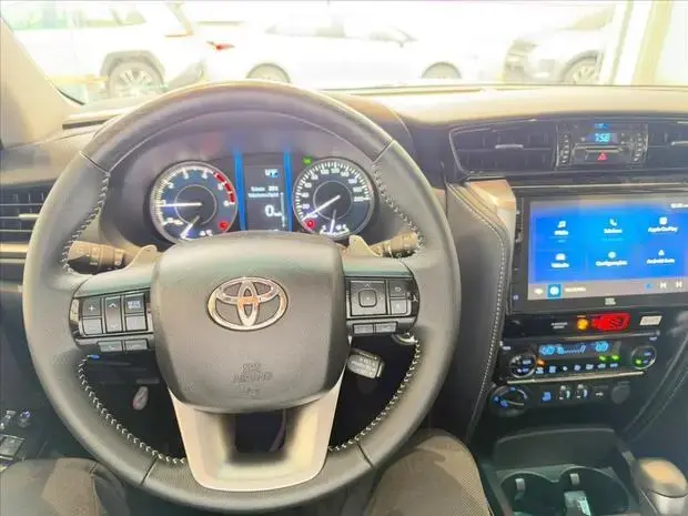 Toyota HILUX SW4 2.8 D-4D TURBO DIESEL SRX PLATINUM 7L 4X4 AUTOMÁTICO