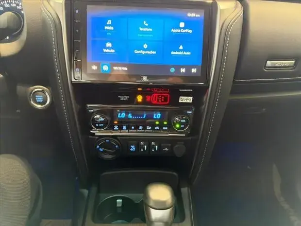 Toyota HILUX SW4 2.8 D-4D TURBO DIESEL SRX PLATINUM 7L 4X4 AUTOMÁTICO