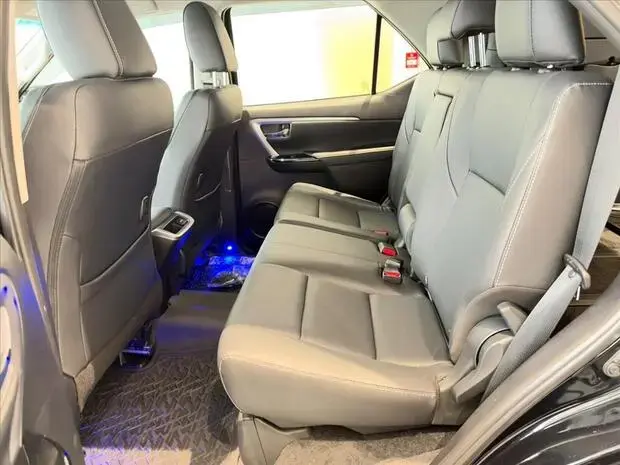 Toyota HILUX SW4 2.8 D-4D TURBO DIESEL SRX PLATINUM 7L 4X4 AUTOMÁTICO