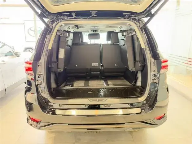 Toyota HILUX SW4 2.8 D-4D TURBO DIESEL SRX PLATINUM 7L 4X4 AUTOMÁTICO