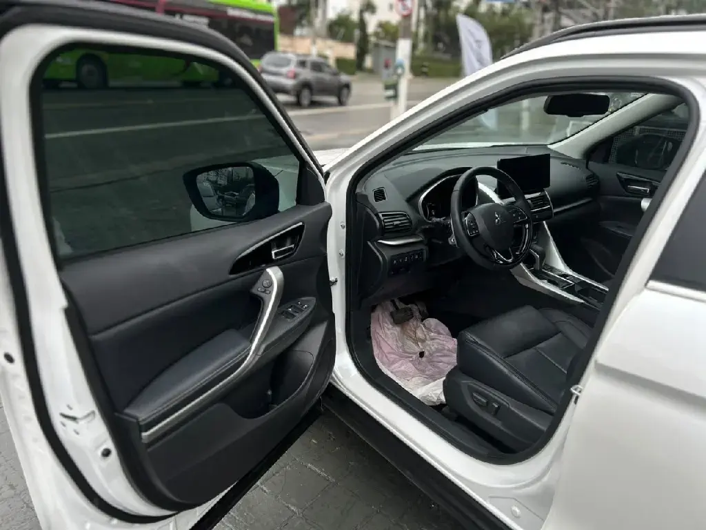 galeria ECLIPSE CROSS