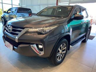 Toyota HILUX SW4 2.8 SRX 4X4 7 LUGARES 16V TURBO INTERCOOLER DIESEL 4P AUTOMÁTICO